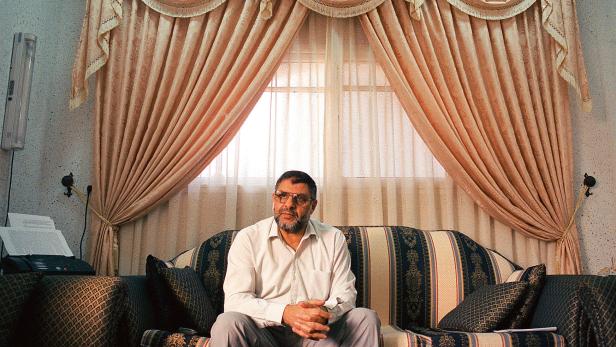 Hamas-Chef Abdelasis Al-Rantisi 2002 in seiner Wohnung in Gaza