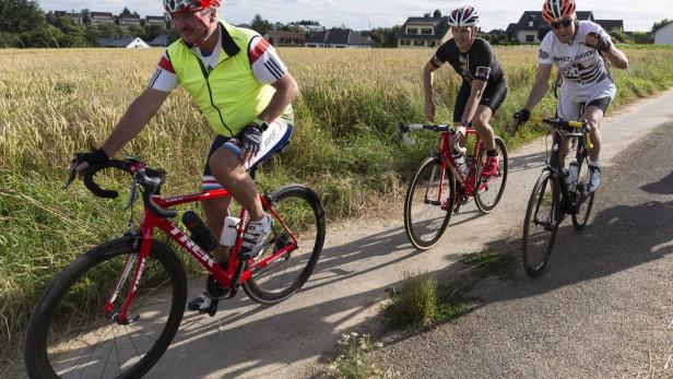 Asselborn (links) auf Radtour nahe seinem Heimatort Steinfort mit dem damaligen US-Außenminister John Kerry (rechts) und dem luxemburgischen Ex-Rennrad-Profi Andy Schleck.