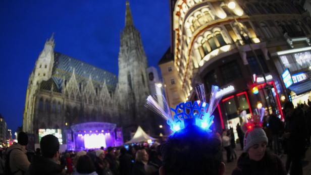 Menschen feiern Silvester vor dem Stephansdom in Wien.