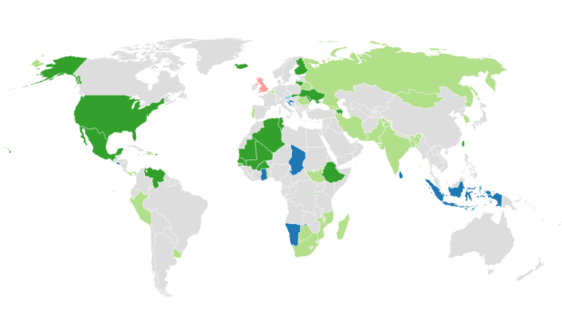 Eine Weltkarte, auf der verschiedene Länder in Grün-, Blau- und Rottönen hervorgehoben sind.