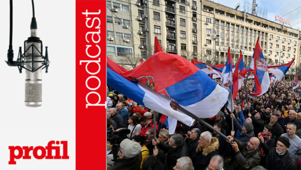 Demonstranten am 30. Dezember 2023 im Stadtzentrum von Belgrad