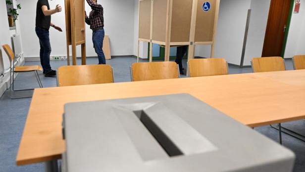 In der Bundeshauptstadt Wien werden seit Donnerstag, 06. Oktober 2022, die Wahllokale für die Bundespräsidentschaftswahl eingerichtet. Im Bild der Aufbau von Wahlkabinen bei der MA62 in der Josefstadt.