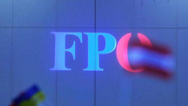 Das Logo der FPÖ ist auf einer blauen Wand zu sehen.