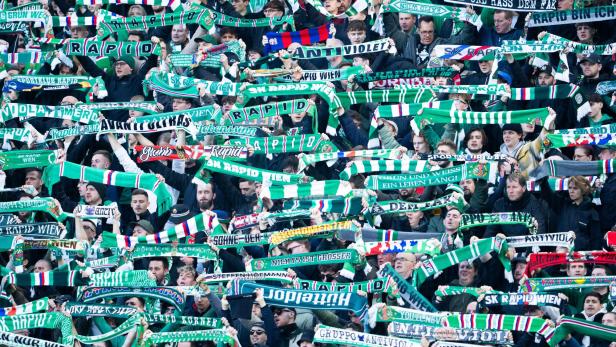 Rapid-Fans am Sonntag, 25. Februar 2024, während einer Admiral Bundesliga-Begegnung, 20. Runde, zwischen SK Rapid und FK Austria Wien in Wien. 