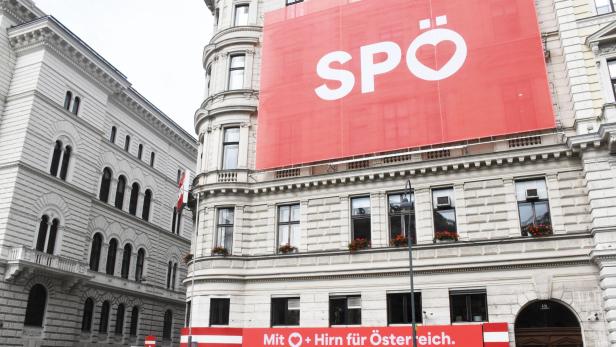 Ein Gebäude mit einem großen SPÖ-Wahlplakat an der Fassade.