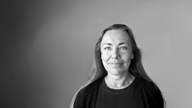 Porträt einer Frau mit langen Haaren in Schwarzweiß.