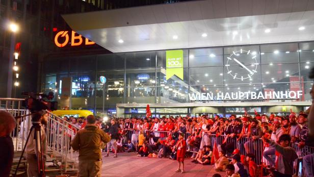 Public Viewing vor dem Wiener Hauptbahnhof