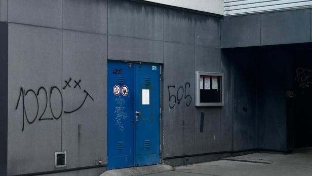 Die 505-Chiffre auf der Wand eines Gemeindebaus in Wien-Leopoldstadt.