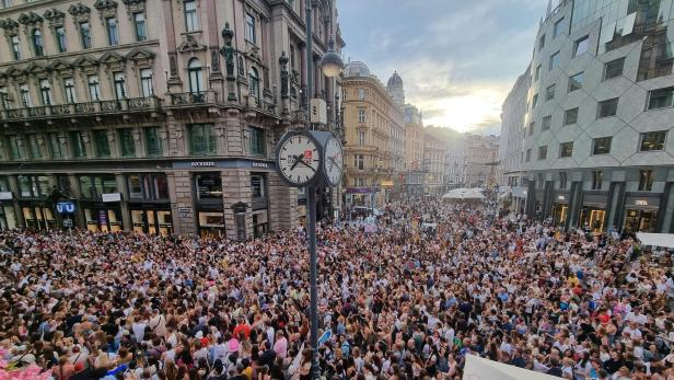 Taylor Swift-Fans, aufgenommen am Donnerstag, 8. August 2024, in der Wiener Innenstadt. Nach der Festnahme von Terrorverdächtigen, die einen Anschlag auf die bevorstehenden Taylor Swift-Konzerte in Wien geplant haben, hat der Veranstalter Mittwochabend die Konzerte in der Bundeshauptstadt abgesagt..