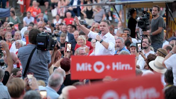 Andreas Babler beim Wahlkampfauftakt in Linz in der Menge 