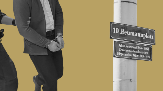 Adam, der Protagonist der Geschichte wird in Handschellen abgeführt, daneben ist ein Straßenschild, auf dem Reumannplatz steht.