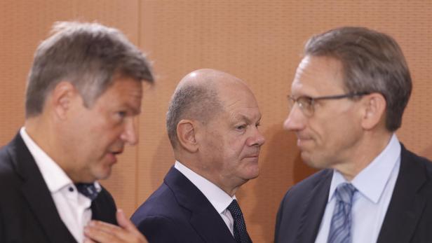 Vizekanzler Robert Habeck (Grüne; li.), Bundeskanzler Olaf Scholz (SPD) und der neue Bundesfinanzminister Jörg Kukies (SPD; re.).