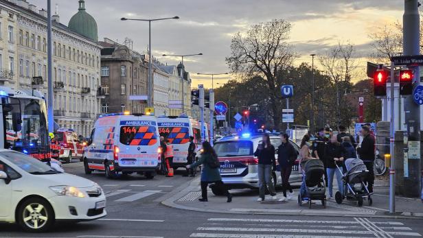 Vier "U-Bahnsurfern" waren illegal auf dem Dach einer Garnitur mitgefahren und bei der Einfahrt gegen eine über die Strecke führende Fußgängerquerung geprallt.