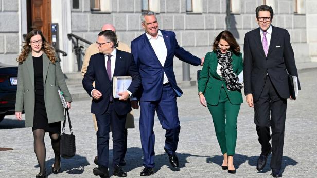 Politiker vor dem österreichischen Parlament