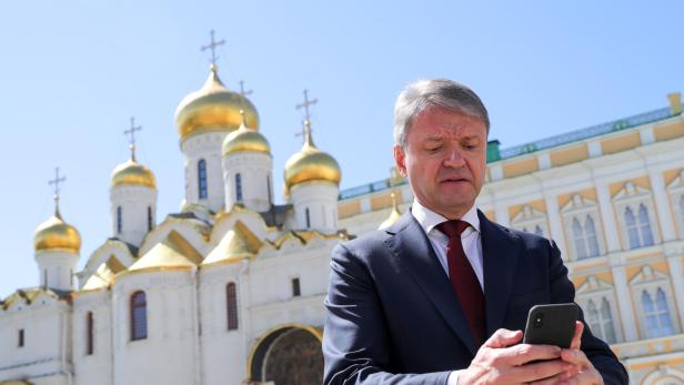 Alexander Nikolajewitsch Tkatschow vor einer orthodoxen Kirche