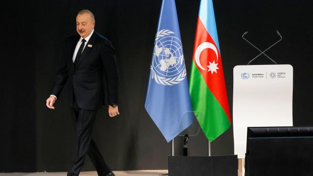 Aserbaidschans Präsident Ilham Aliyev vor Flaggen der UN und Aserbaidschan bei der cop29