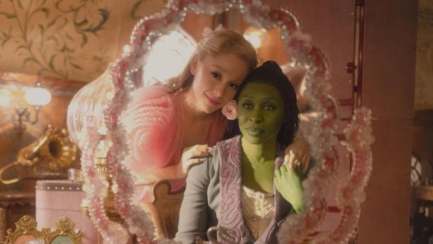 Ariana Grande spielt Glinda und Cynthia Erivo ist Elphaba in WICKED unter der Regie von Jon M. Chu