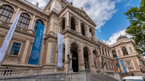 Die Fassade des Hauptgebäudes der Uni Wien