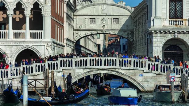 Venedig. Die unter den Besuchermassen ächzende Lagunenstadt hat gerade die Eintrittsgelder für Tagestourist:innen verdoppelt. Ob das etwas nützt, ist fraglich.