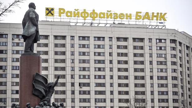Ein Denkmal von Lenin vor einem Gebäude der Raiffeisen Bank in Russland.