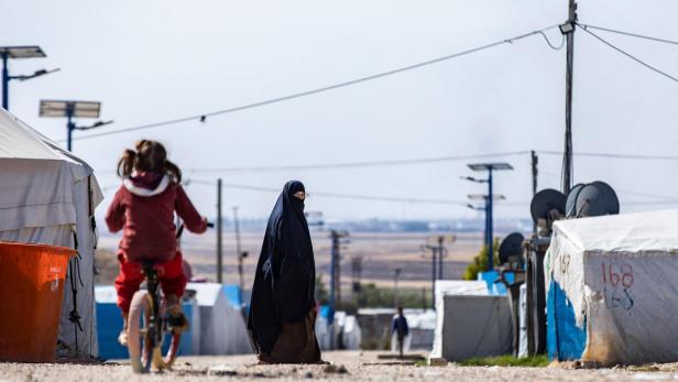 Menschen laufen am 8. Oktober 2023 im Camp Roj umher, wo Angehörige von Personen festgehalten werden, die im Verdacht stehen, der Terrormiliz Islamischer Staat (IS) anzugehören, auf dem Land in der Nähe von al-Malikiyah (Derik) in der nordöstlichen syrischen Provinz Hasaka.