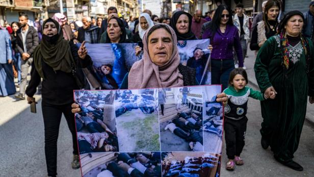 Frauen protestieren gegen die jüngsten Massaker an Alawiten 