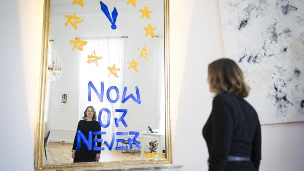 Die Kunstinstallation „Now or never“ im Büro von EU-Ministerin Plakolm