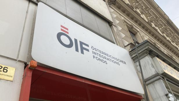 Das Schild des Österreichischen Integrationsfonds (ÖIF) an einem Gebäude.
