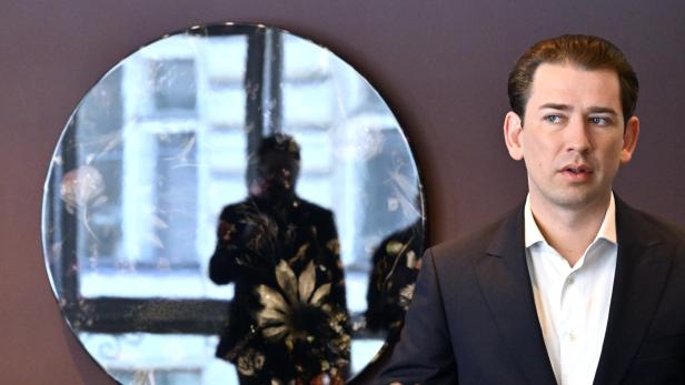 Sebastian Kurz vor einem Spiegel mit seiner Spiegelung.