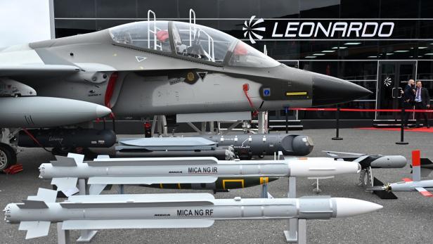 Ein Leonardo M-346 FA steht mit verschiedenen Raketen am Boden.