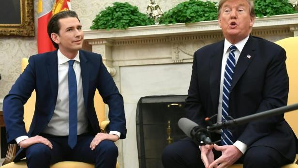 Sebastian Kurz und Donald Trump sitzen in Stühlen.