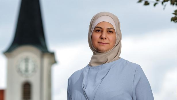 Muslima vor Kirchturm
