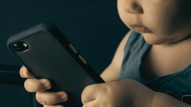 Ein Baby spielt mit dem Handy