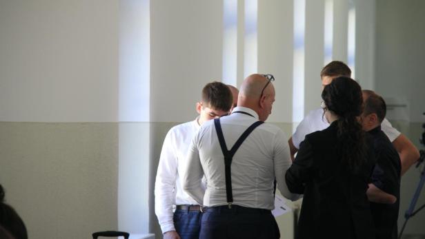 Angeklagter und Verteidiger vor Beginn der Verhandlung 