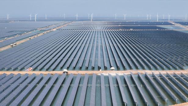 Auf dem Bild befinden sich Photovoltaikanlagen und Windräder in China