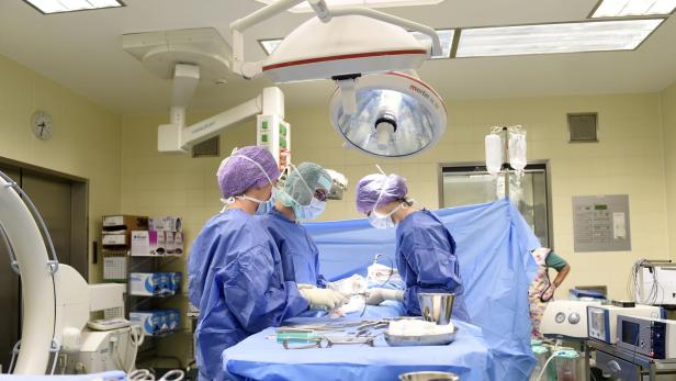 Auf dem Bild befinden sich Ärztinnen und Ärzte in einem Operationssaal in einem Krankenhaus in Niederösterreich
