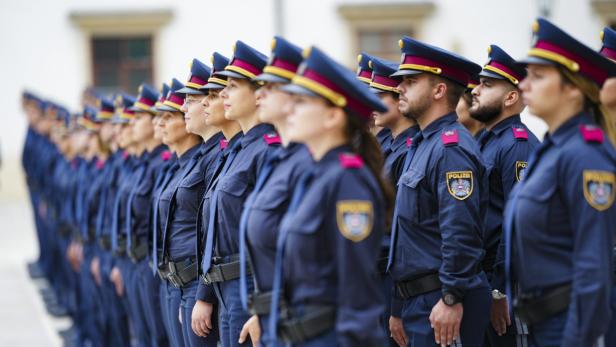 Auf dem Bild befinden sich Polizistinnen und Polizisten in Uniform