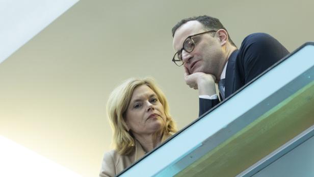Political Parties Speak To Media Day After German Elections Die beiden CDU-Politiker Klöckner und Spahn besprechen sich im Bundetag