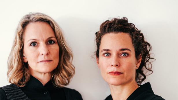 Charlotte Koppenhöfer und Tine Wesp, Gründerinnen der Initiative "Das zeitgemäße Theater", fotografiert von Wiolfgang Paterno Zwei dunkel gekleidete Frauen blicken ernst in die Kamera.
