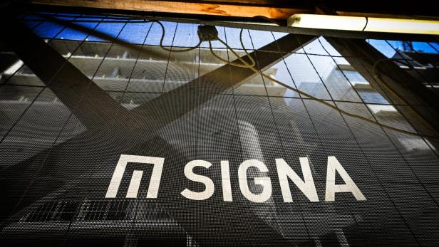 zu sehen ist das Signa-Logo auf einem Baustellenbanner, das als Sujet für die Insolvenzverwaltung dient