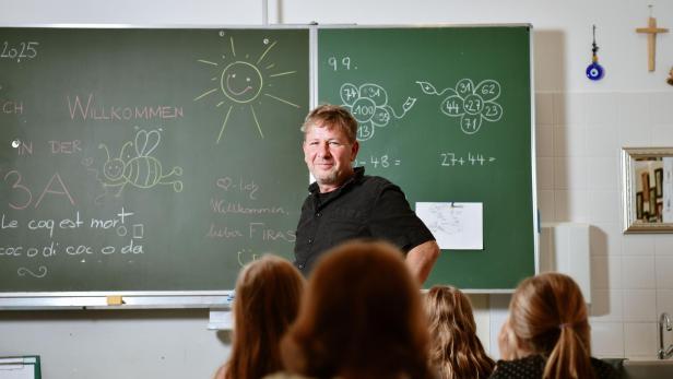 Direktor Adi Solly vor einer Klasse Direktor Adi Solly vor einer Klasse