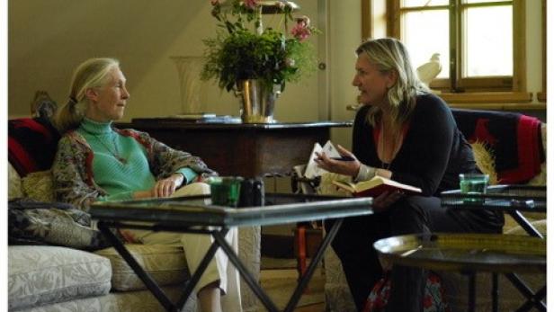 Jane Goodall und Angelika Hager Zwei Frauen sitzen sich gegenüber und sprechen miteinander.