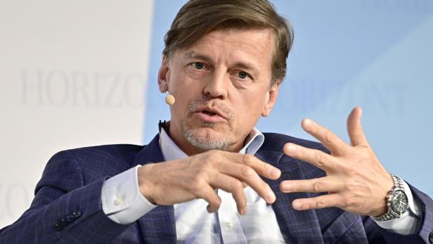 Veit Dengler spricht und gestitikuliert
