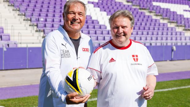 Michael Ludwig und Walter Ruck mit Fußball in der Hand. 