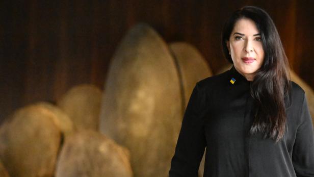 Marina Abramović, Aktionskünstlerin, im April 2022 in der Deutschen Oper Berlin, wo sie einen Callas-Abend inszenierte Frau in schwarzer Kleidung blickt ernst in Richtung Kamera