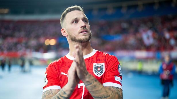 Marko Arnautovic (mit 45 Toren der neue Rekordtorschütze in der Nationalmannschaft) am Donnerstag, 09. Oktober 2025, nach Ende des Spiels zur WM-Qualifikation zwischen Österreich und San Marino in Wien. Marko Arnautovic klatscht vor den Fans im Ernst Happel Stadion, nachdem er das Rekordtor gegen San Marino erzielt hatte