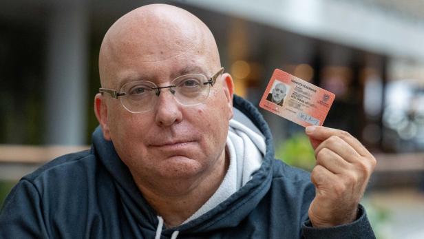 Walter P. hält seinen Ausweis in die Kamera, darauf steht sein neuer Name „Waltraud“