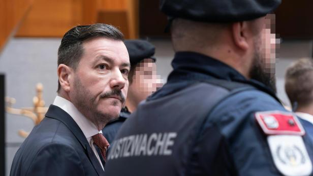 René Benko wurde zum Prozessstart aus der U-Haft vorgeführt und die ganze Zeit im Gerichtssaal streng bewacht. Dies, obwohl in Bezug auf ihn weder Fluchtgefahr angenommen wird, noch der Verdacht eines Gewaltverbrechens vorliegt. René Benko beim Prozess – flankiert von Justizwachebeamten