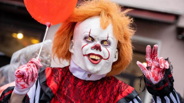 Ein als Horror-Clown verkleideter Karnevalist verfolgt den Karnevalsumzug «Schoduvel». Der «Schoduvel» gilt als größter Karnevalsumzug in Norddeutschland.