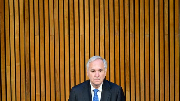 Ein Mann im Anzug sitzt vor einer hölzernen Wand. Es ist Nationalratspräsident Rosenkranz.